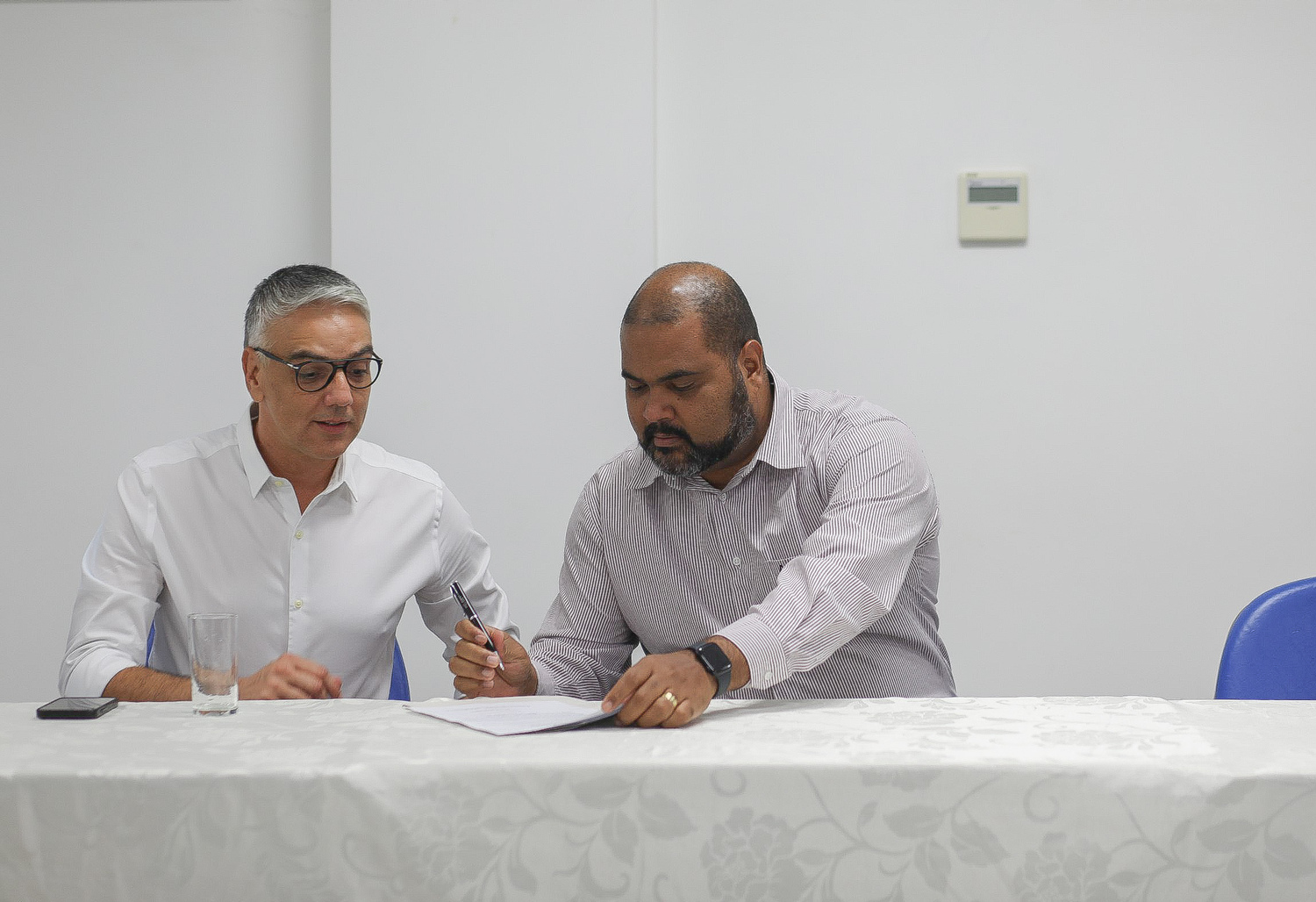 Assinatura da ordem de serviço, com o deputado federal Fábio Reis e o reitor da UFS, Valter Santana (Foto: Elisa Lemos/Ascom UFS)