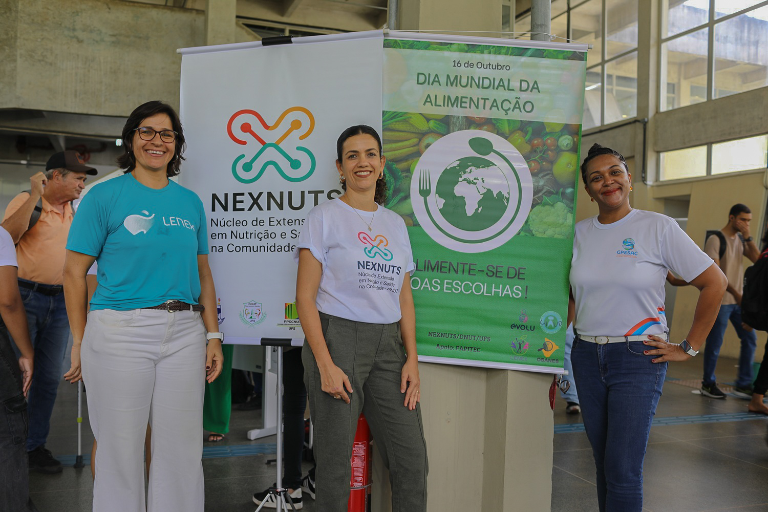 Ao centro, professora Danielle Góes da Silva com pesquisadoras do Nexnuts (Foto: Janaína Cavalcante/Ascom UFS)