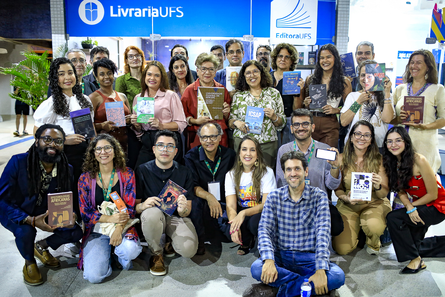 Autores e equipe da Livraria UFS reunidos (Foto: Adilson Andrade/Ascom UFS)