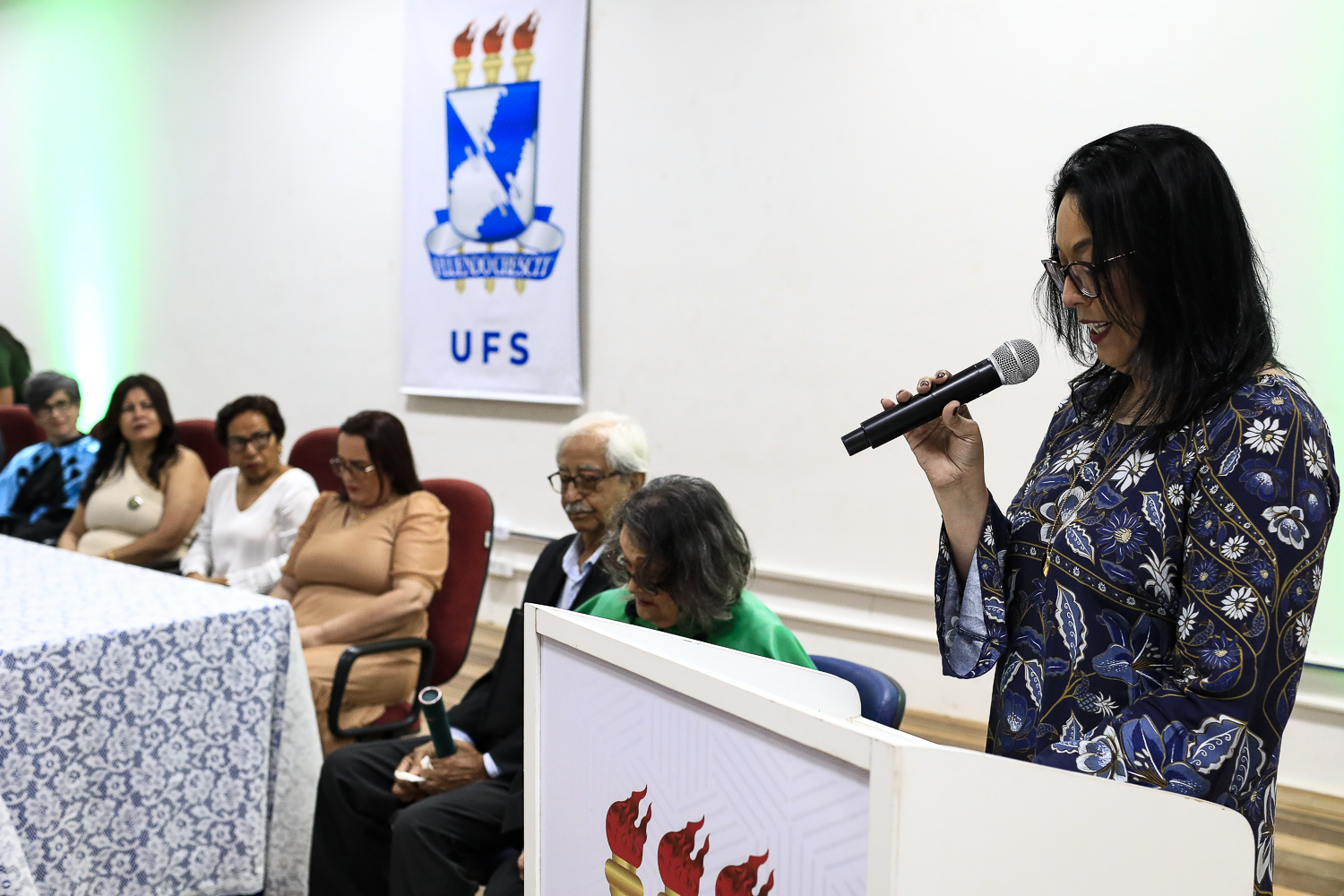 Momento de discurso da professora Amandia Santos Teixeira Daltro, lido por sua filha (Foto: Adilson Andrade/Ascom UFS)