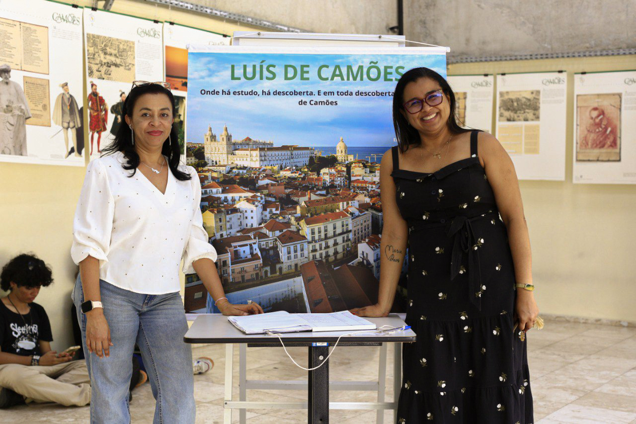 Bibliotecária Nelma Carvalho e diretora do Sibiufs, Sheyla Andrea (Foto: Elisa Lemos/Ascom UFS)