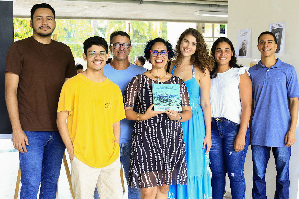 Professora Priscilla Campos e seus alunos (Foto: Elisa Lemos/Ascom UFS)