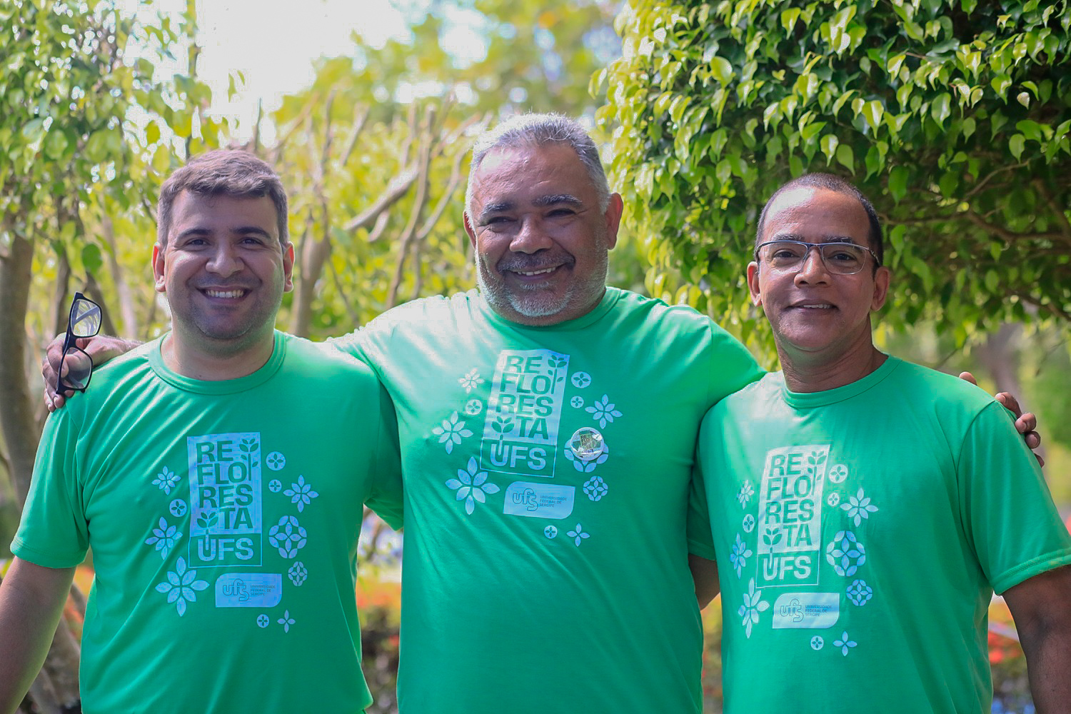 Jefferson Arlen, ao centro, e demais representantes do Refloresta UFS (Foto: Janaína Cavalcante/Ascom UFS)
