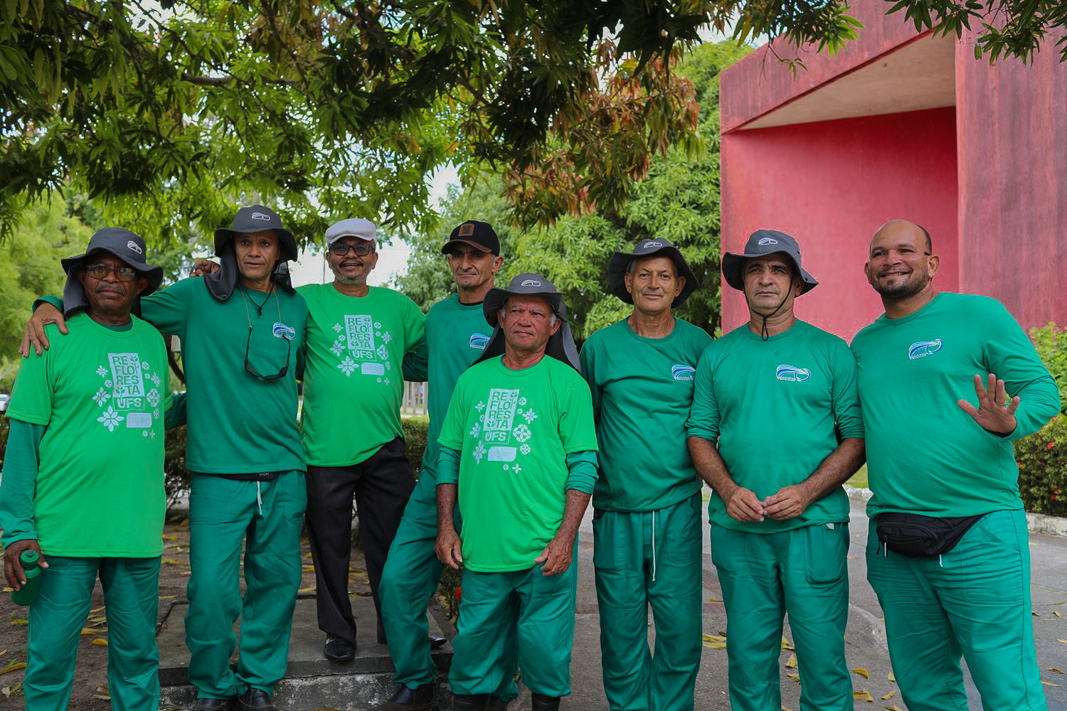 Ao centro, jardineiro Edinaldo Santos com colegas de profissão (Foto: Janaína Cavalcante/Ascom UFS)