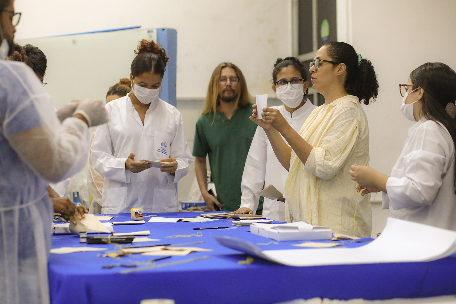 Professora e estudantes durante minicurso (Foto: Elisa Lemos/Ascom UFS) 