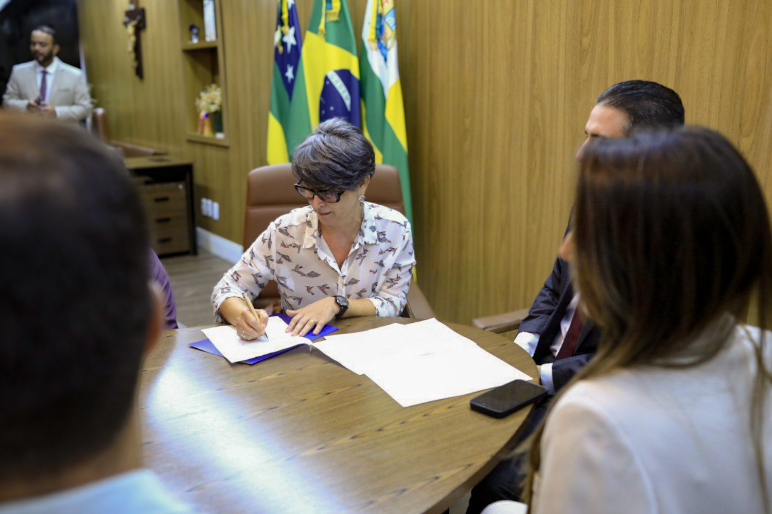 Assinatura do termo de cooperação por Silvana Bretas e Rodrigo Vasconcelos (Foto: Elisa Lemos/Ascom UFS)