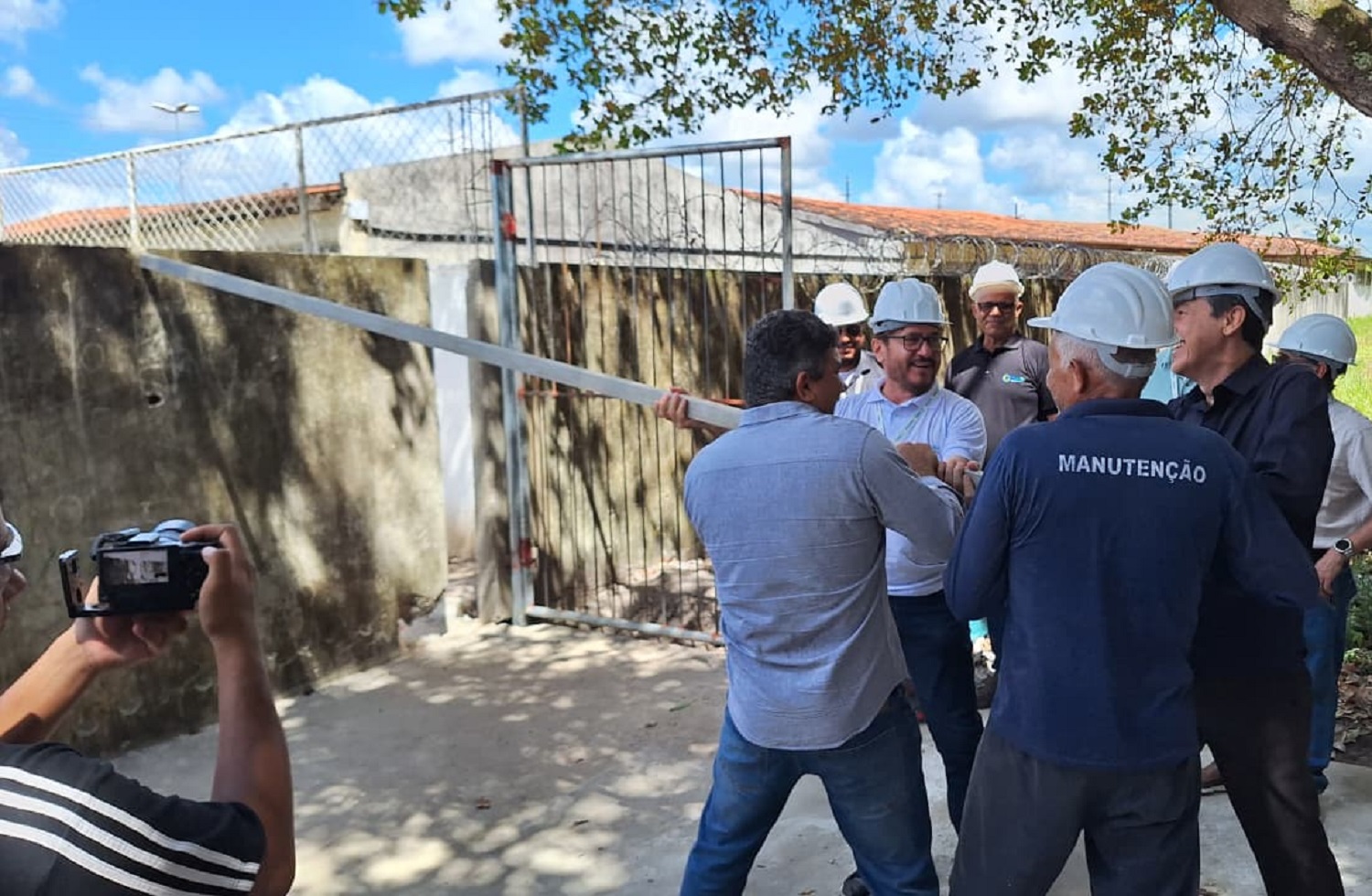 Momento da derrubada do muro (Foto: Ascom/SergipeTec)