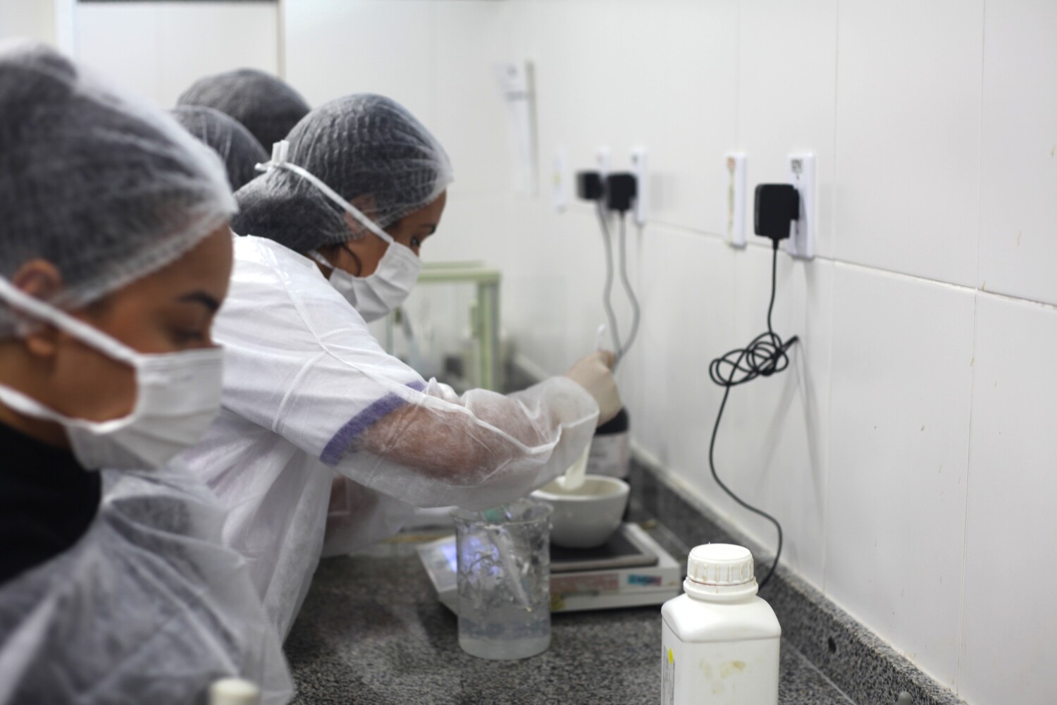 Estudantes do Ensino Médio visitaram laboratório. (Foto: Clayton Fontes/Campus de Lagarto)