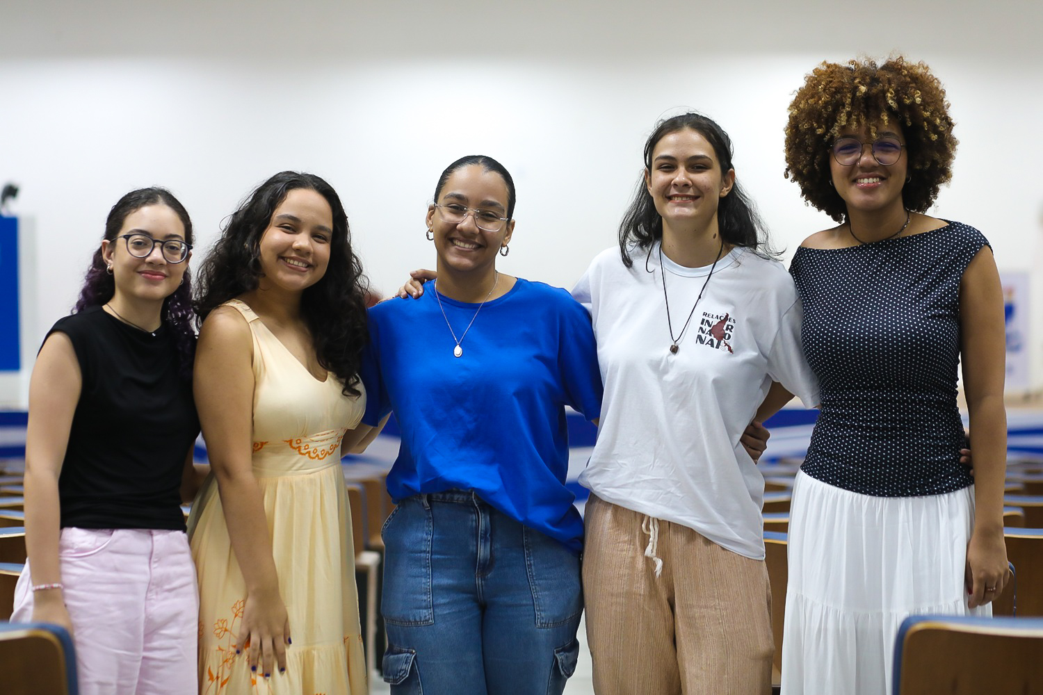Ana Júlia (de blusa azul), com colegas de turma (Foto: Janaína Cavalcante/Ascom UFS)