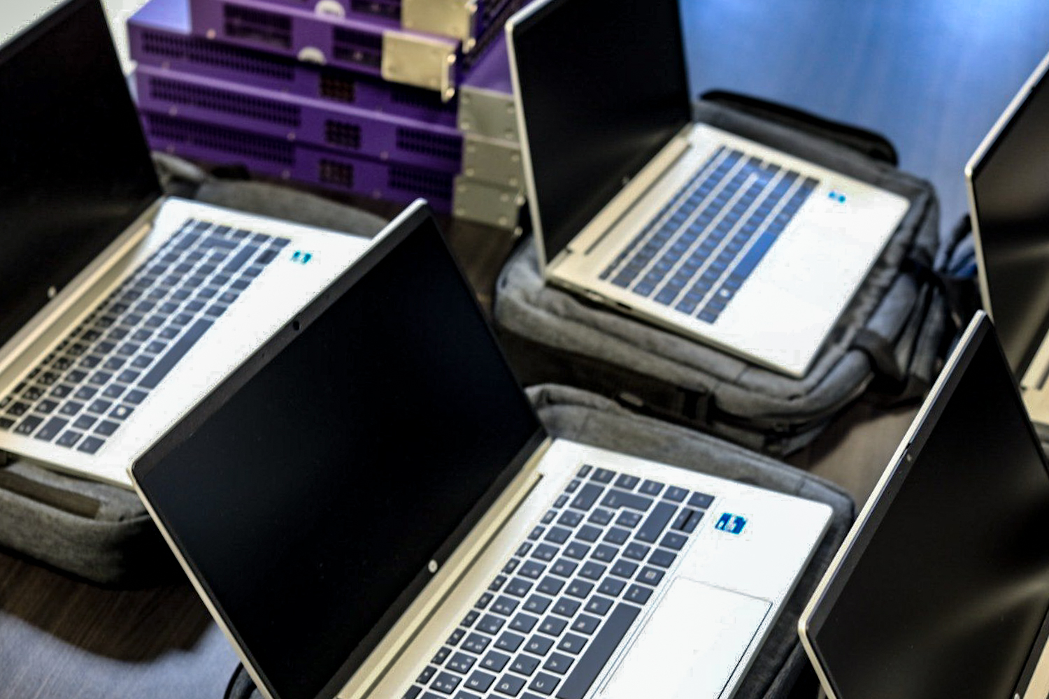 Foram doados dez switches de rede e cinco notebooks (Foto: Elisa Lemos/Ascom UFS)