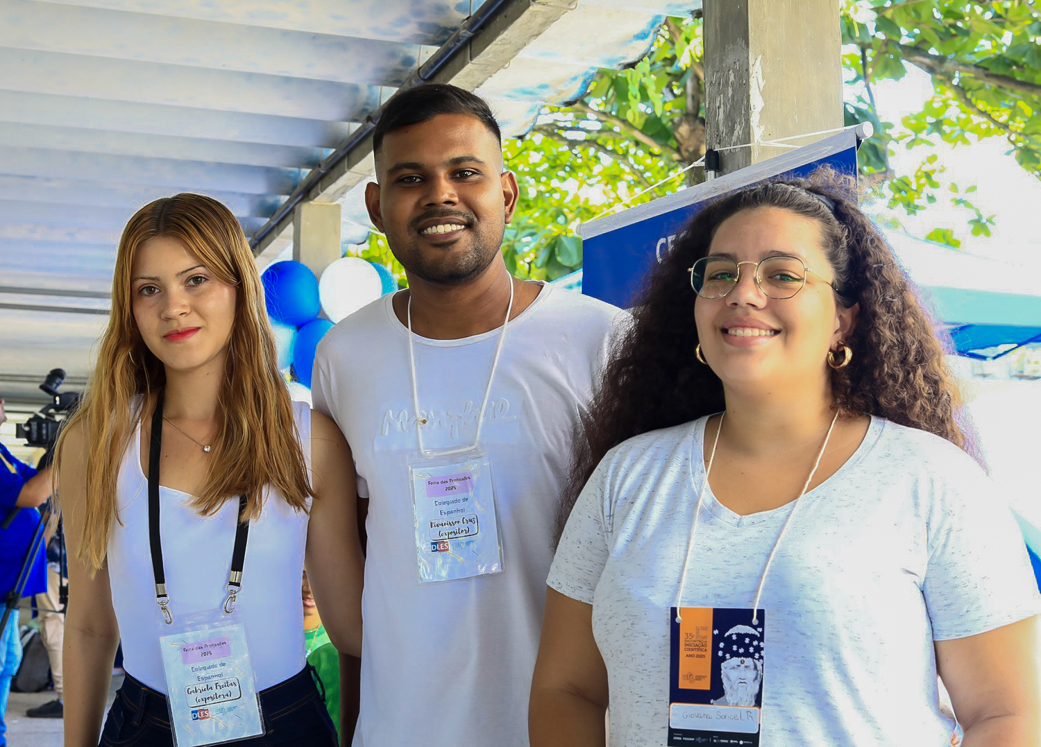 Giovana Sorice (à direita) e os colegas de curso (Foto: Janaína Cavalcante/Ascom UFS)