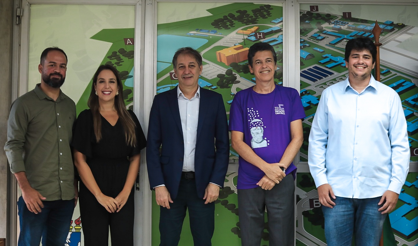 Superintendente de Comunicação da UFS, Eduardo Almeida; presidente da Fapese, Maíra Bitencourt; presidente da FCM, Flávio Antônio; reitor André Maurício e superintendente de Governança da UFS, Elyson Adan (Foto: Janaína Cavalcante/Ascom UFS)