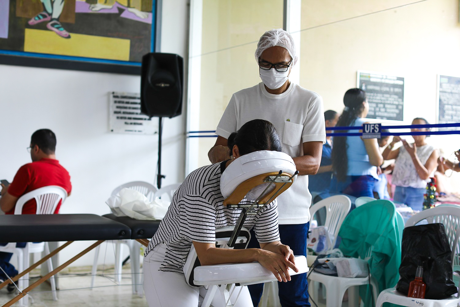 Serviço de massagem foi oferecido aos servidores (Foto: Janaína Cavalcante/Ascom UFS)