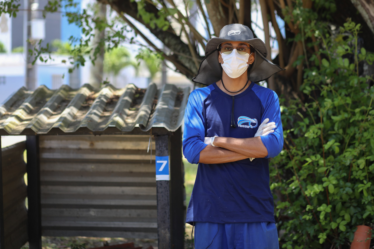 Diniz Neto, tratador de animais da UFS (Foto: Elisa Lemos/Ascom UFS)